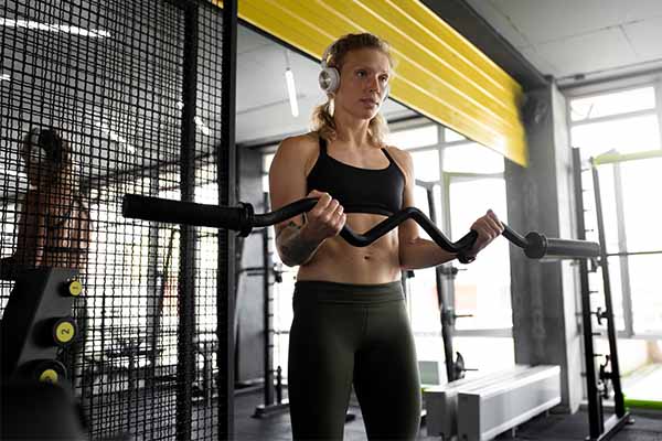 woman doing exercise for arms